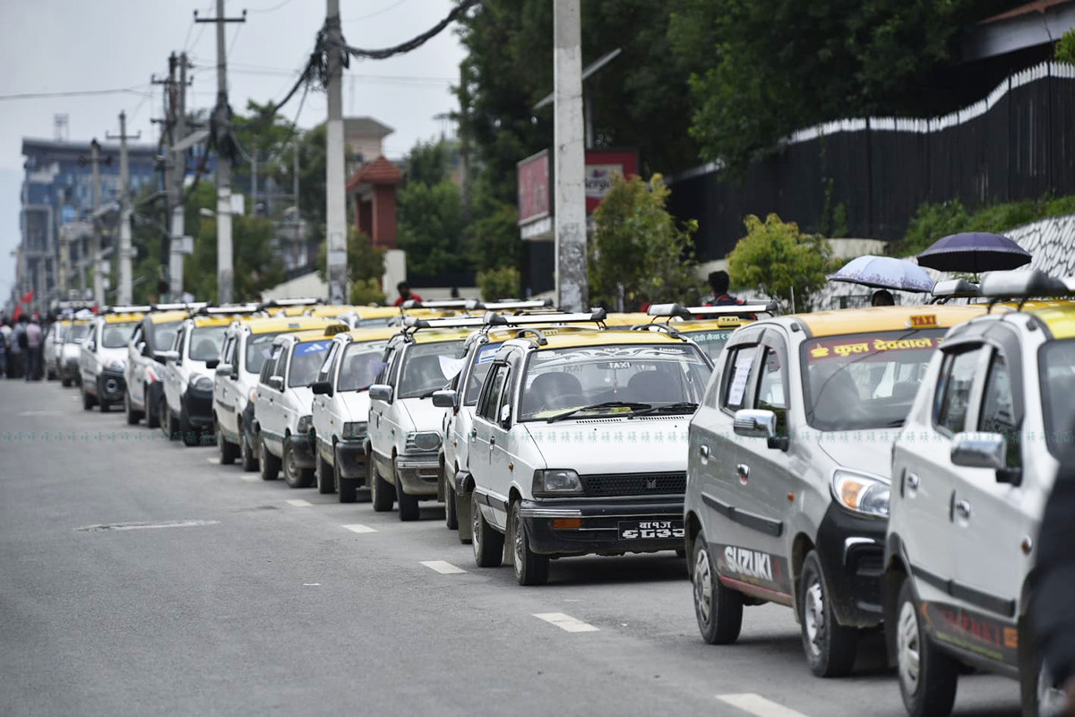 https://raracms.setopati.com/uploads/shares/2020/sujita/sarkar ko birod ma taxi/taxi bewasahi (1).jpg